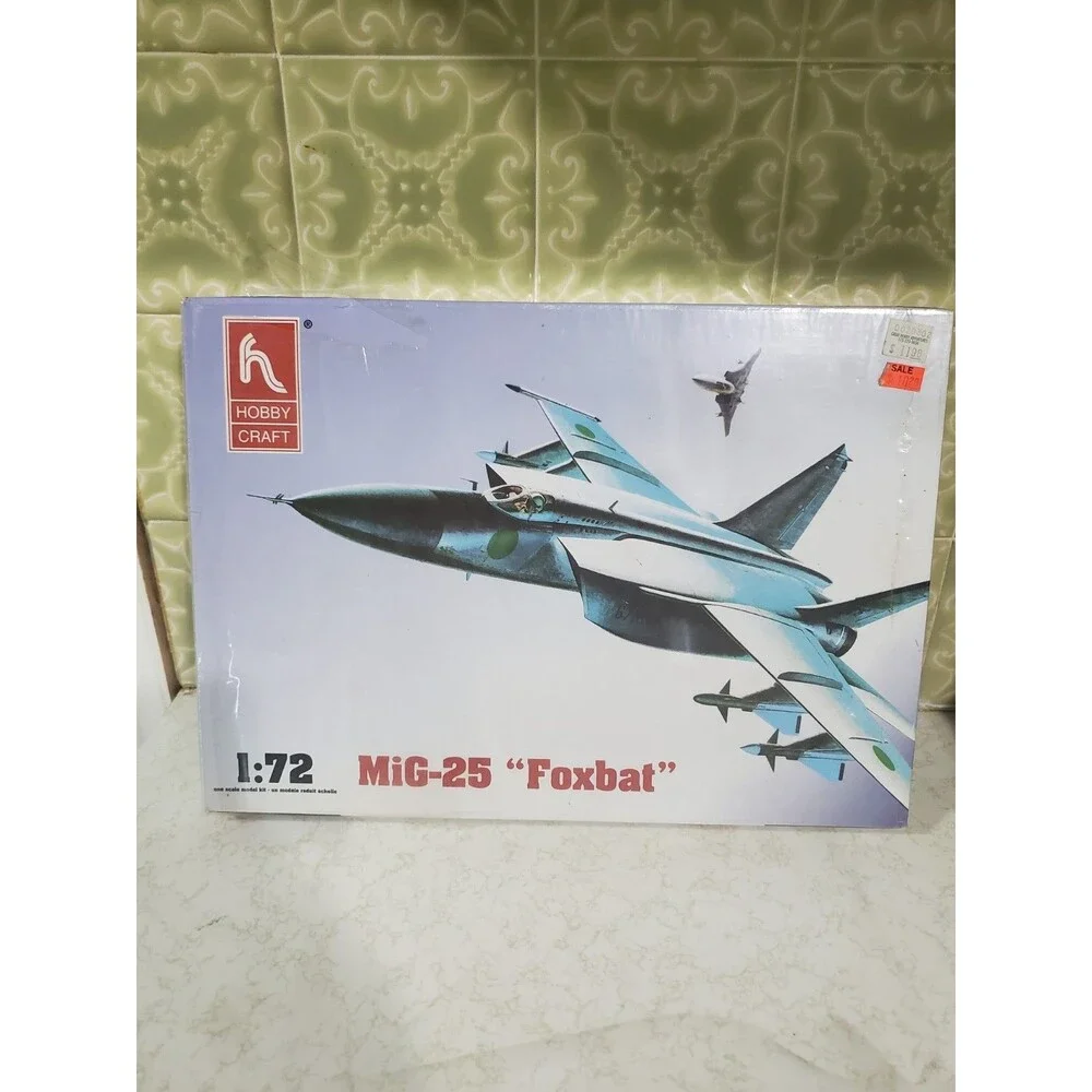 Hobby Craft MiG-25 “Foxbat” 1:72 HC1312 Model Airplane Kit Open Box